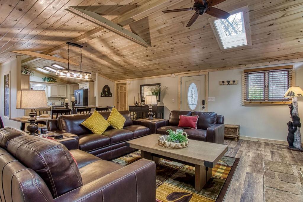 Whispering Winds, Hot Tub, Game Room, Wifi, 1089 Free Tickets Each Paid Day, Dollywood And More Gatlinburg Luaran gambar