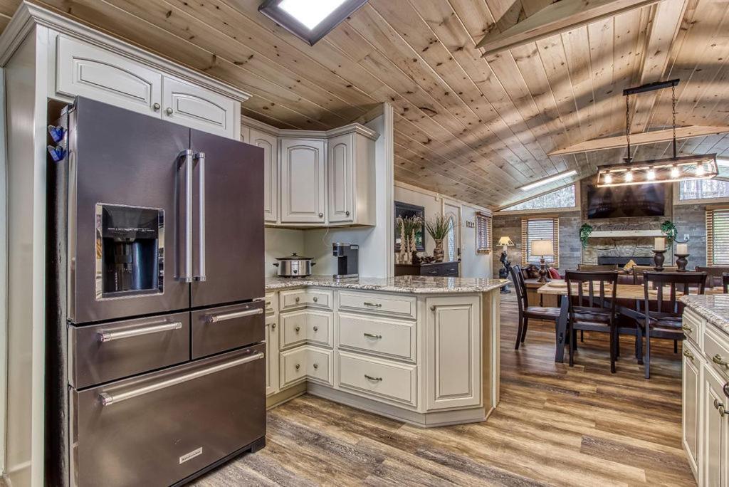 Whispering Winds, Hot Tub, Game Room, Wifi, 1089 Free Tickets Each Paid Day, Dollywood And More Gatlinburg Luaran gambar
