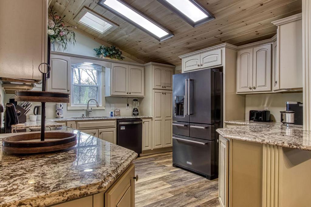 Whispering Winds, Hot Tub, Game Room, Wifi, 1089 Free Tickets Each Paid Day, Dollywood And More Gatlinburg Luaran gambar