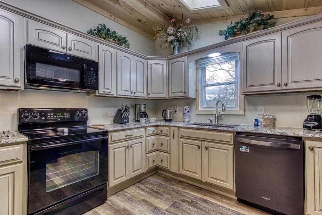 Whispering Winds, Hot Tub, Game Room, Wifi, 1089 Free Tickets Each Paid Day, Dollywood And More Gatlinburg Luaran gambar