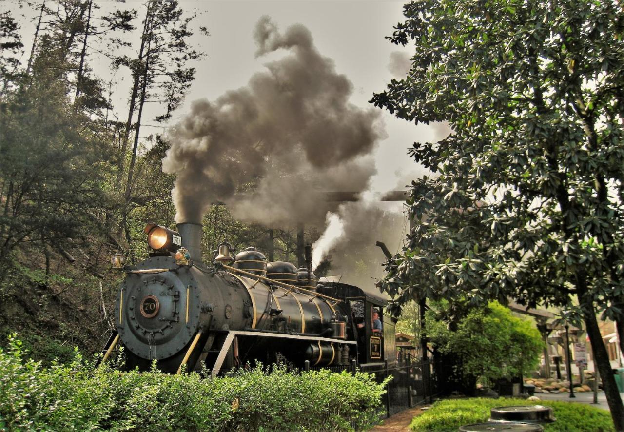 Whispering Winds, Hot Tub, Game Room, Wifi, 1089 Free Tickets Each Paid Day, Dollywood And More Gatlinburg Luaran gambar