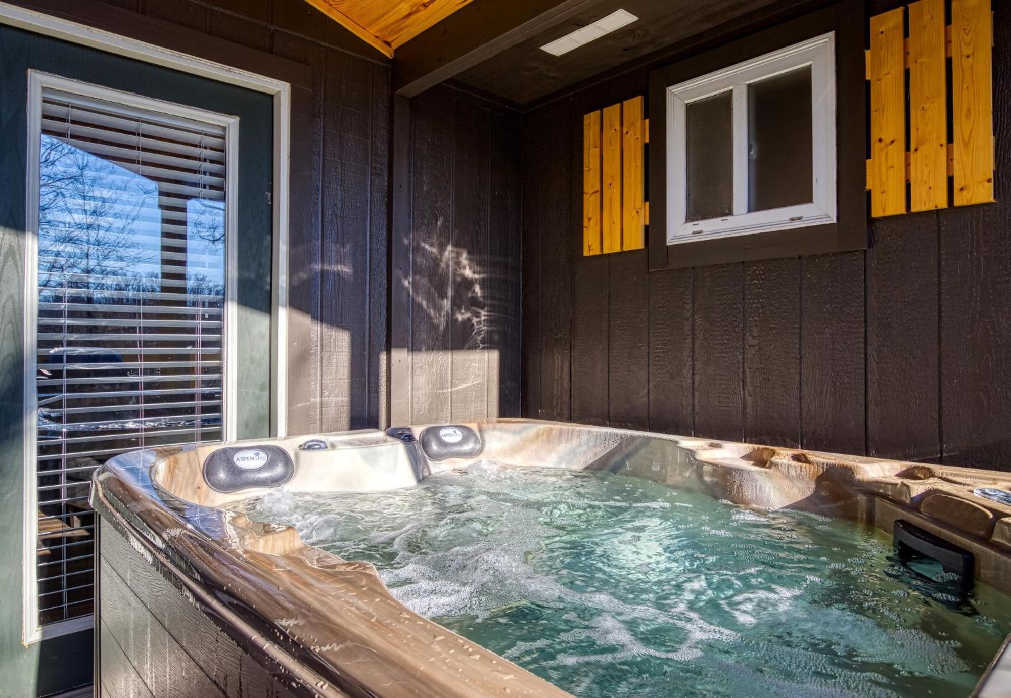 Whispering Winds, Hot Tub, Game Room, Wifi, 1089 Free Tickets Each Paid Day, Dollywood And More Gatlinburg Luaran gambar